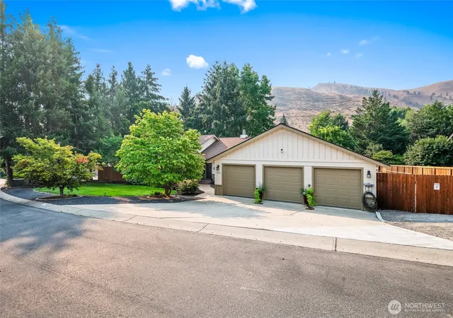 Photo 2 of Sale Pending at 2015 Center Ct Dr, Wenatchee, WA 98801 | MLS# NWM2568636 | Listing updated on 2026-09-17