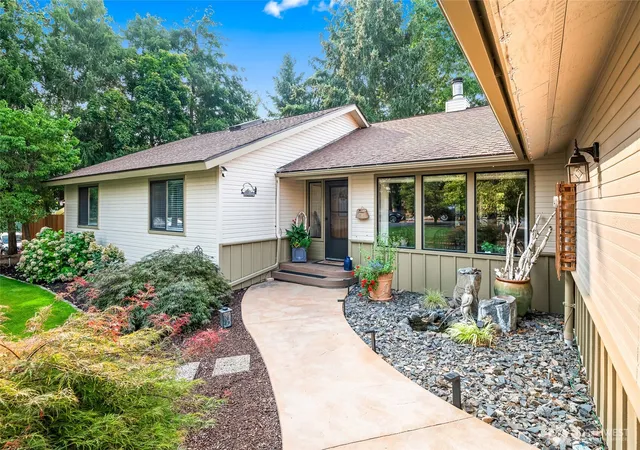 Photo 3 of Sale Pending at 2015 Center Ct Dr, Wenatchee, WA 98801 | MLS# NWM2568636 | Listing updated on 2026-09-17