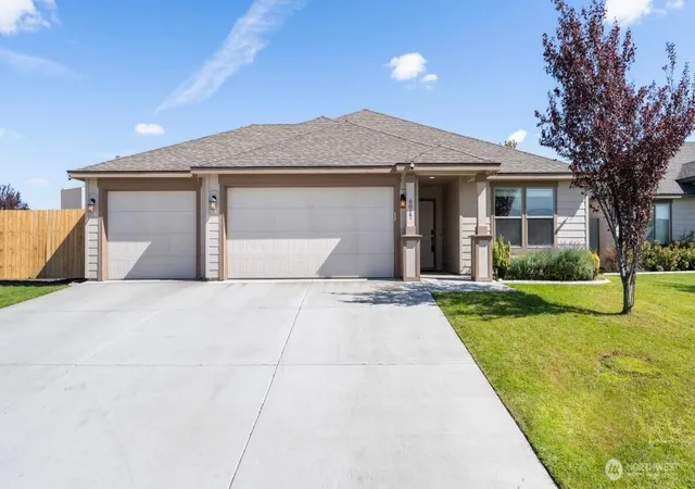 Single family home for sale at 6017 Cotswold Ln, Pasco, WA 99301 | MLS# NWM2568724