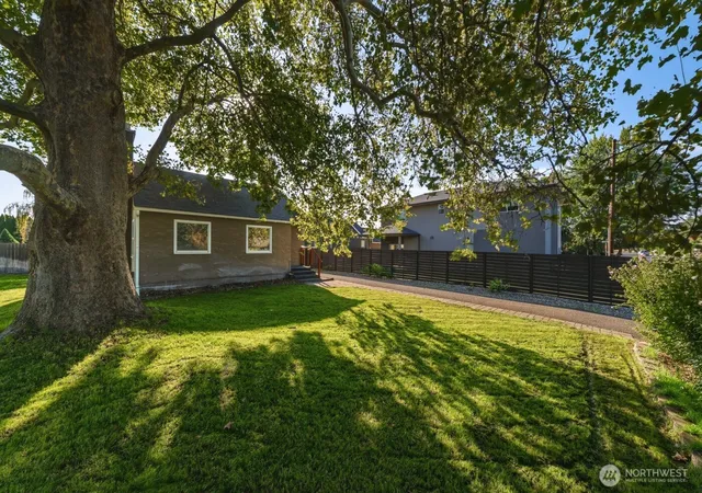 Photo 2 of Single family home for sale at 2421 Plz Way, Walla Walla, WA 99362 | MLS# NWM2568981 | Listing updated on 2026-10-02