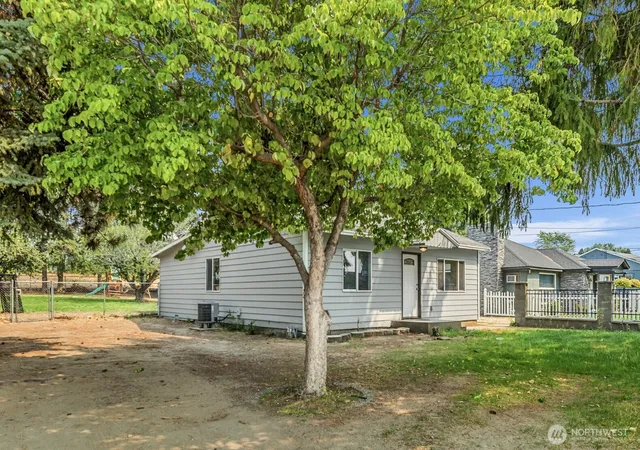 Photo 3 of Sale Pending at 857 N Devon Ave, East Wenatchee, WA 98802 | MLS# NWM2569240 | Listing updated on 2026-09-17