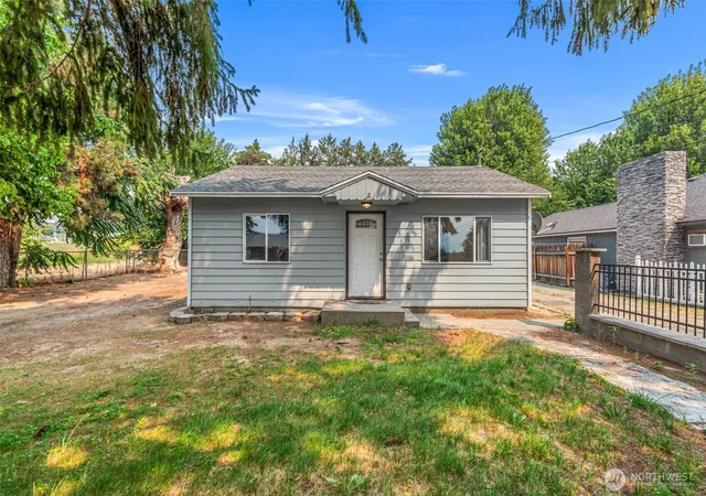 Photo 3 of Sale Pending at 857 N Devon Ave, East Wenatchee, WA 98802 | MLS# NWM2569240 | Listing updated on 2026-09-17