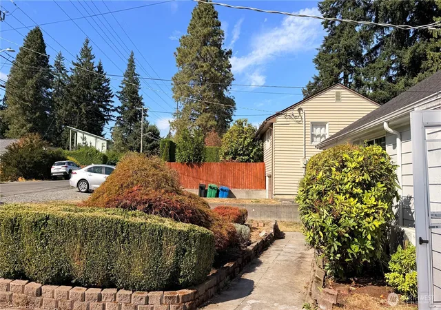 Photo 2 of Single family home for sale at 11522 8th Avenue Ne, Seattle, WA 98125 | MLS# NWM2569771 | Listing updated on 2026-09-17