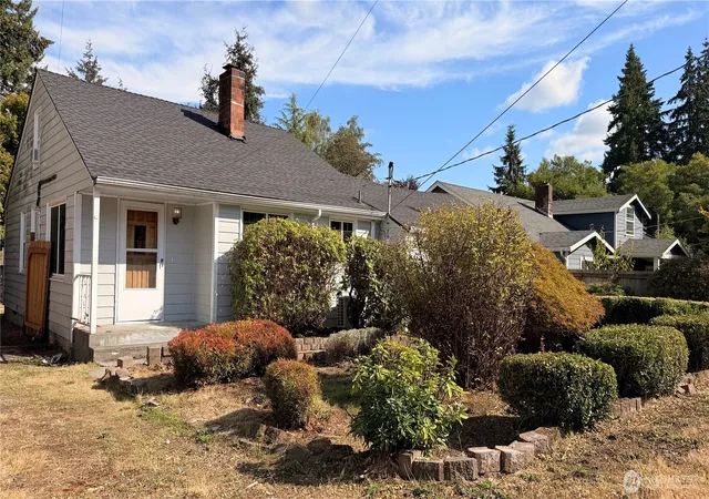 Photo 3 of Single family home for sale at 11522 8th Avenue NE, Seattle, WA 98125 | MLS# NWM2569771 | Listing updated on 2026-09-17