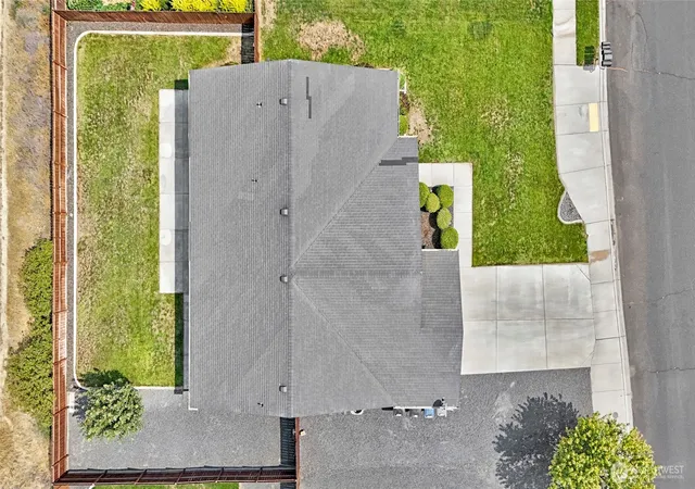 Photo 3 of Single family home for sale at 312 E Linden Ave, Moses Lake, WA 98837 | MLS# NWM2570396 | Listing updated on 2026-09-29