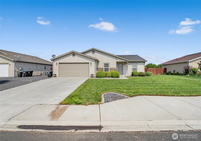 Photo 3 of Single family home for sale at 312 E Linden Ave, Moses Lake, WA 98837 | MLS# NWM2570396 | Listing updated on 2026-09-29