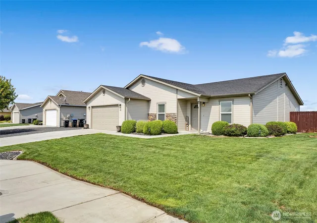 Photo 4 of Single family home for sale at 312 E Linden Ave, Moses Lake, WA 98837 | MLS# NWM2570396 | Listing updated on 2026-09-29