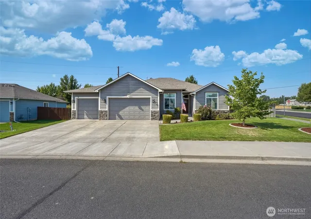 Photo 2 of Single family home for sale at 10 Wilshire St, Walla Walla, WA 99362 | MLS# NWM2570436 | Listing updated on 2026-09-26