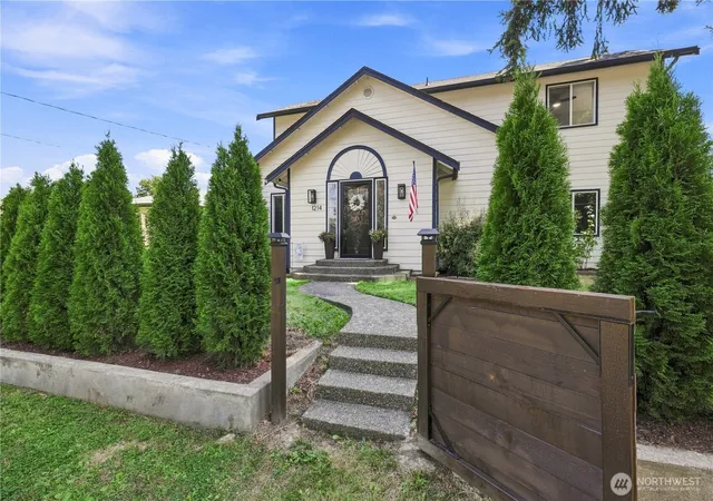 Photo 3 of Sale Pending at 1214 Marion St NE, Olympia, WA 98506 | MLS# NWM2570701 | Listing updated on 2026-09-16