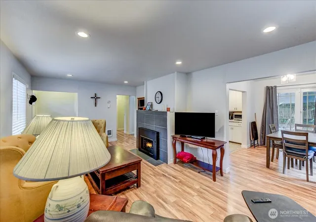 Photo 4 of Single family home for sale at 624 Madison St, Everett, WA 98203 | MLS# NWM2570949 | Listing updated on 2026-09-22