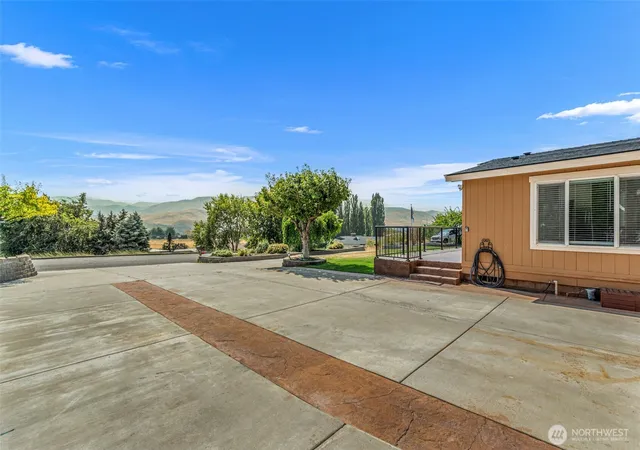Photo 3 of Manufactured home for sale at 390 Sunnyslope Hts Rd, Wenatchee, WA 98801 | MLS# NWM2571690 | Listing updated on 2026-09-25