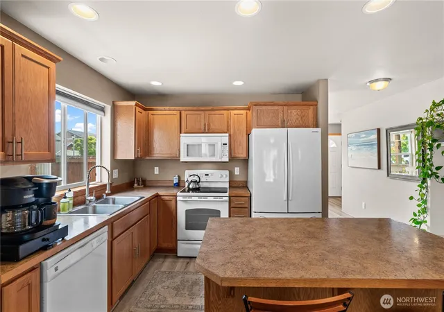 Photo 4 of Single family home for sale at 961 Nw Longview Dr, Oak Harbor, WA 98277 | MLS# NWM2571758 | Listing updated on 2026-09-17
