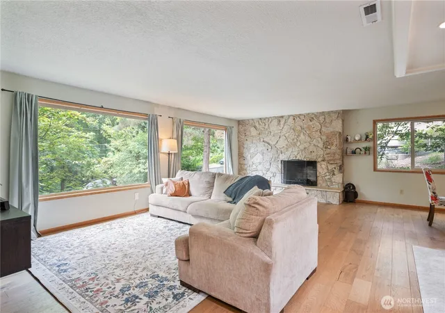 Photo 3 of Single family home for sale at 2337 W Hills Dr, Longview, WA 98632 | MLS# NWM2572057 | Listing updated on 2026-09-17