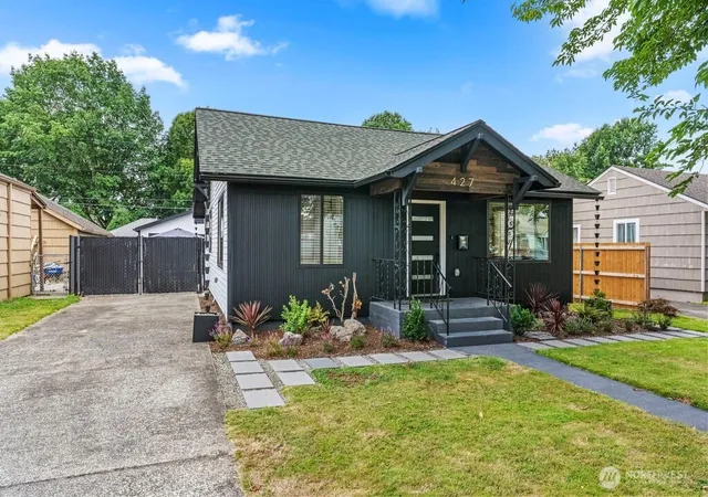 Photo 3 of Single family home for sale at 427 25Th Ave, Longview, WA 98632 | MLS# NWM2572160 | Listing updated on 2026-10-01