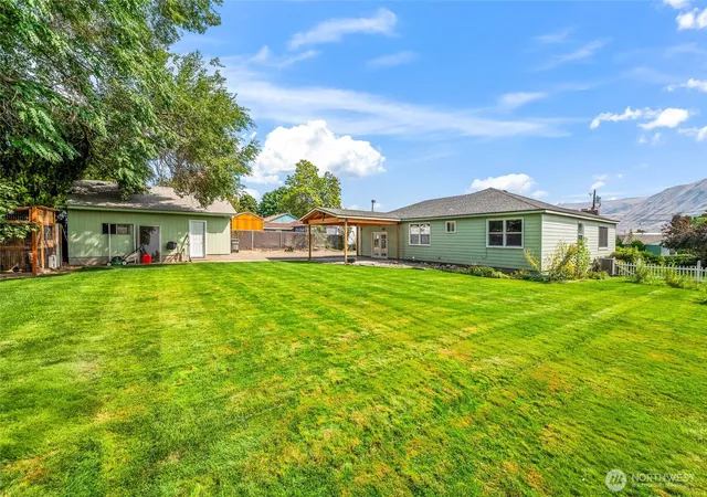 Photo 3 of Sale Pending at 225 Se 1st St, East Wenatchee, WA 98802 | MLS# NWM2573303 | Listing updated on 2026-09-24