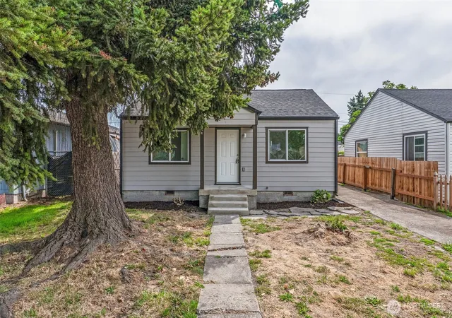 Photo 1 of Single family home for sale at 256 28th Ave, Longview, WA 98632 | MLS# NWM2573305 | Listing updated on 2026-09-17