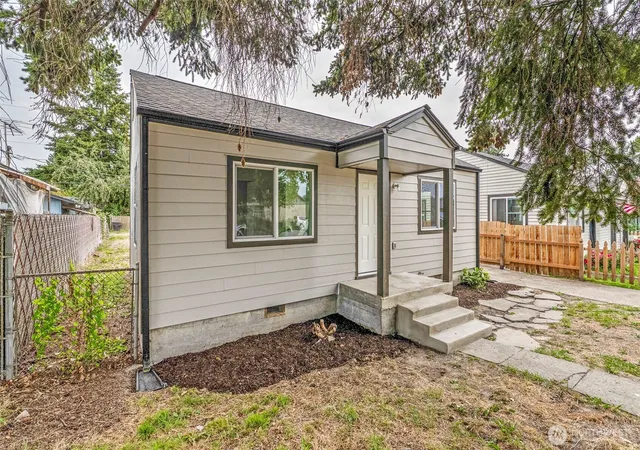Photo 2 of Single family home for sale at 256 28th Ave, Longview, WA 98632 | MLS# NWM2573305 | Listing updated on 2026-09-17