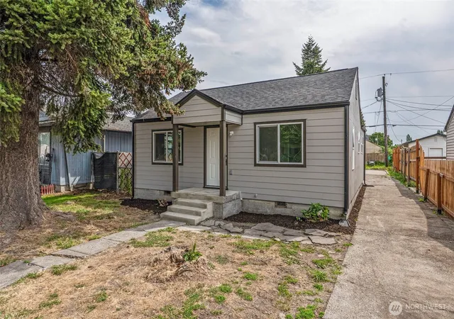 Photo 3 of Single family home for sale at 256 28th Ave, Longview, WA 98632 | MLS# NWM2573305 | Listing updated on 2026-09-17