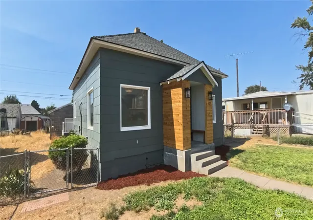 Photo 1 of Single family home for sale at 205 E Broadway St, Ritzville, WA 99169 | MLS# NWM2573401 | Listing updated on 2026-10-03