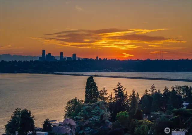 Photo 3 of Single family home for sale at 3410 W Mercer Way, Mercer Island, WA 98040 | MLS# NWM2574554 | Listing updated on 2026-10-03