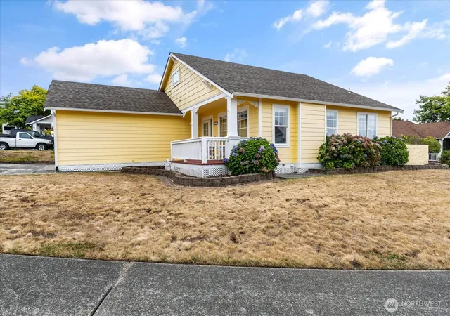 Photo 3 of Single family home for sale at 2177 Sw Sunnyside Ave, Oak Harbor, WA 98277 | MLS# NWM2575086 | Listing updated on 2026-10-01