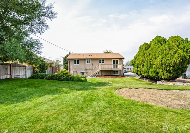 Photo 3 of Sale Pending at 1213 S Skyline Dr, Moses Lake, WA 98837 | MLS# NWM2575089 | Listing updated on 2026-10-01