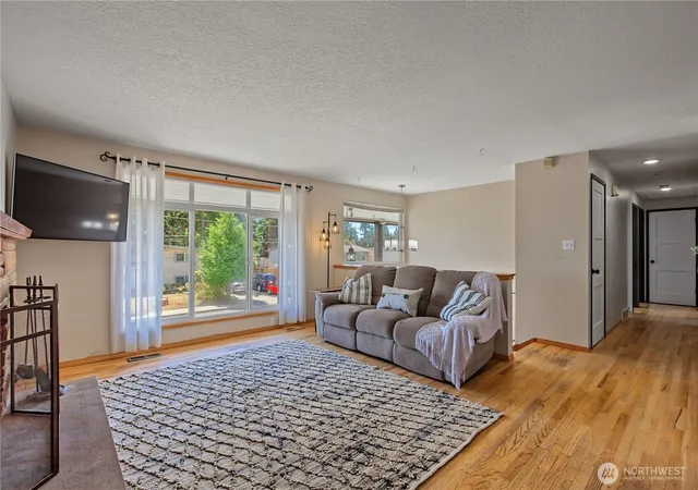 Photo 4 of Sale Pending at 3710 S 268Th, Kent, WA 98032 | MLS# NWM2575221 | Listing updated on 2026-09-17