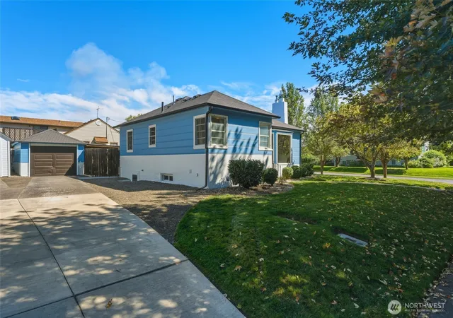 Photo 3 of Single family home for sale at 404 N Division St, Walla Walla, WA 99362 | MLS# NWM2575317 | Listing updated on 2026-09-18