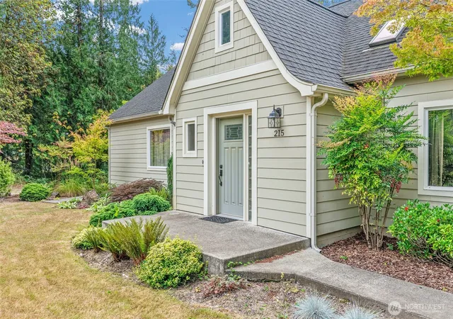 Photo 2 of Sale Pending at 215 Walnut Acres Rd, Kelso, WA 98626 | MLS# NWM2575840 | Listing updated on 2026-09-17
