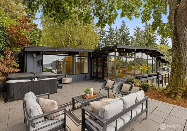 Photo 2 of Sale Pending at 3515 72nd Avenue Se, Mercer Island, WA 98040 | MLS# NWM2575910 | Listing updated on 2026-10-03