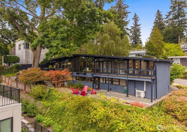 Photo 3 of Sale Pending at 3515 72nd Avenue Se, Mercer Island, WA 98040 | MLS# NWM2575910 | Listing updated on 2026-10-03