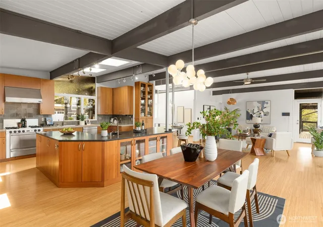 Photo 4 of Sale Pending at 3515 72nd Avenue SE, Mercer Island, WA 98040 | MLS# NWM2575910 | Listing updated on 2026-10-03