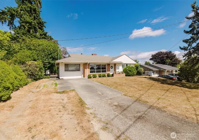 Photo 2 of Sale Pending at 2122 Ne Sunrise Dr, Bremerton, WA 98310 | MLS# NWM2576374 | Listing updated on 2026-10-01