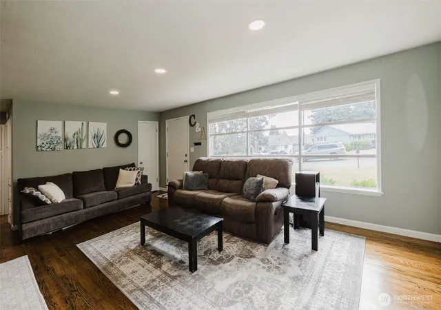 Photo 4 of Sale Pending at 2122 NE Sunrise Dr, Bremerton, WA 98310 | MLS# NWM2576374 | Listing updated on 2026-10-01