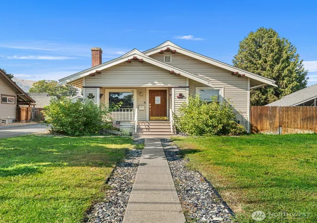 Photo 1 of Single family home for sale at 900 Okanogan Ave, Wenatchee, WA 98801 | MLS# NWM2576411 | Listing updated on 2026-10-27