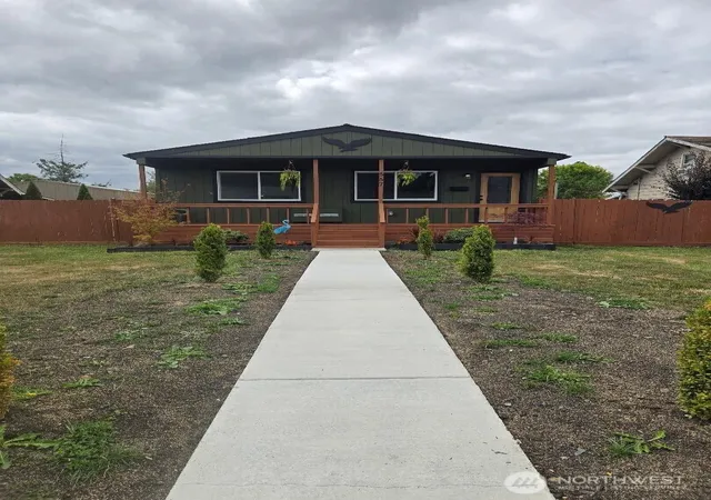 Photo 2 of Single family home for sale at 557 Sw Pacific Ave, Chehalis, WA 98532 | MLS# NWM2576922 | Listing updated on 2026-10-03
