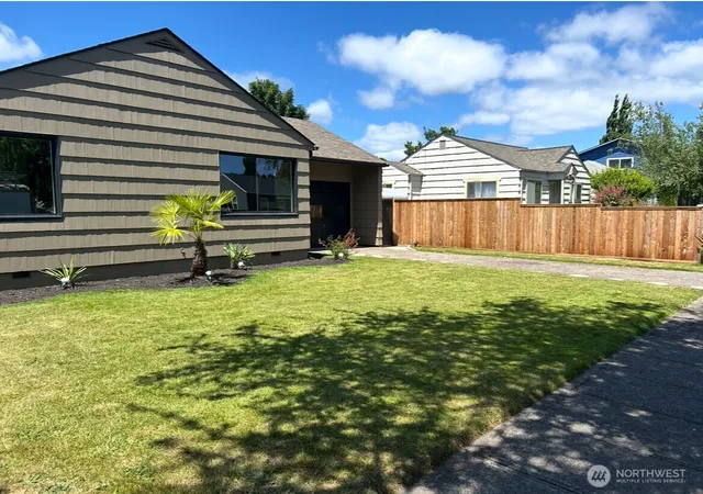 Photo 3 of Contingent at 947 20th Avenue, Longview, WA 98632 | MLS# NWM2577191 | Listing updated on 2026-09-21
