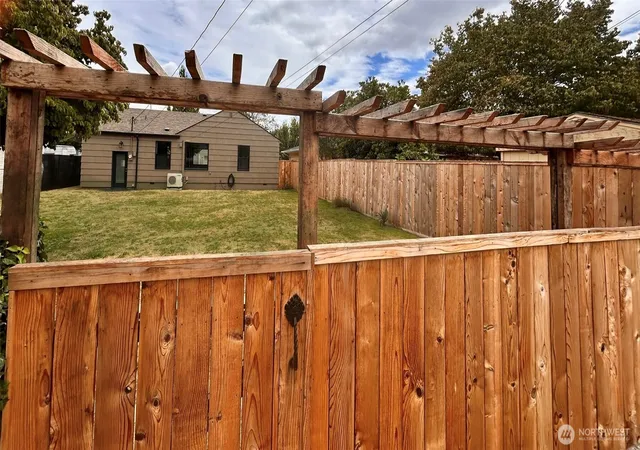 Photo 4 of Single family home for sale at 947 20th Avenue, Longview, WA 98632 | MLS# NWM2577191 | Listing updated on 2026-09-21