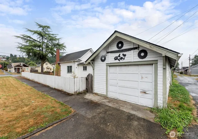 Photo 2 of Single family home for sale at 119 Sw Cascade Ave, Chehalis, WA 98532 | MLS# NWM2577807 | Listing updated on 2026-09-30
