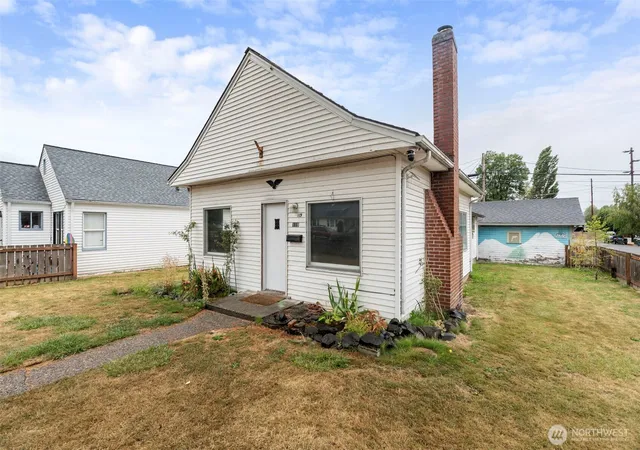 Photo 3 of Single family home for sale at 119 Sw Cascade Ave, Chehalis, WA 98532 | MLS# NWM2577807 | Listing updated on 2026-09-30