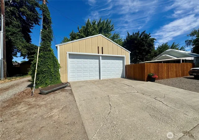 Photo 3 of Single family home for sale at 411 S Sprague St, Ellensburg, WA 98926 | MLS# NWM2577942 | Listing updated on 2026-09-25