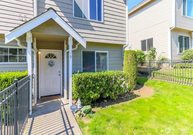 Photo 2 of Townhouse for sale at 5124 Browns Point Blvd #D, Tacoma, WA 98422 | MLS# NWM2578124 | Listing updated on 2026-09-30