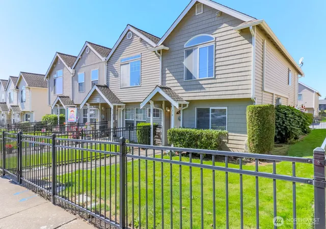 Photo 3 of Townhouse for sale at 5124 Browns Point Blvd #D, Tacoma, WA 98422 | MLS# NWM2578124 | Listing updated on 2026-09-30