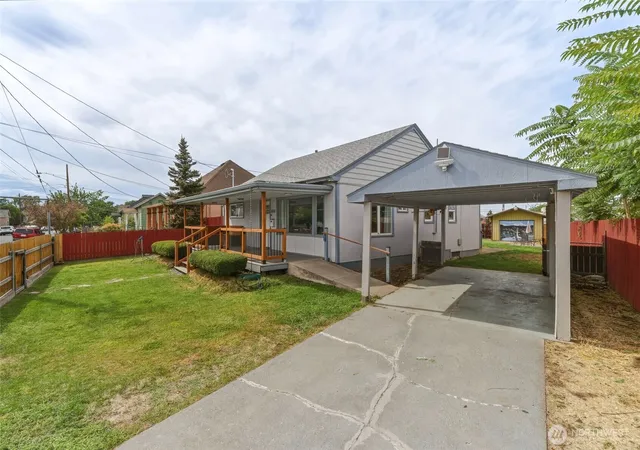 Photo 2 of Single family home for sale at 408 S 8th Avenue, Walla Walla, WA 99362 | MLS# NWM2578412 | Listing updated on 2026-09-30
