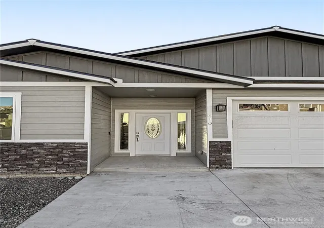 Photo 2 of Single family home for sale at 610 19th Street Ne, East Wenatchee, WA 98802 | MLS# NWM2578526 | Listing updated on 2026-09-21