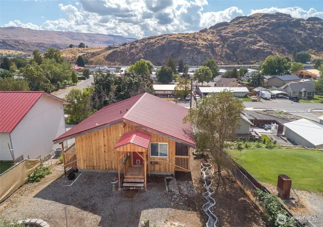 Photo 2 of Single family home for sale at 505 Beach St, Pateros, WA 98846 | MLS# NWM2578726 | Listing updated on 2026-09-25