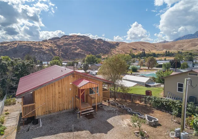 Photo 3 of Single family home for sale at 505 Beach St, Pateros, WA 98846 | MLS# NWM2578726 | Listing updated on 2026-09-25