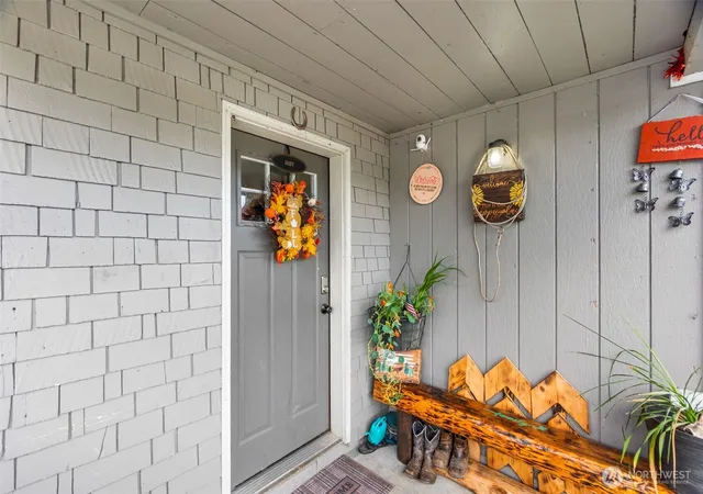 Photo 3 of Single family home for sale at 342 Main St, Onalaska, WA 98570 | MLS# NWM2579135 | Listing updated on 2026-09-22