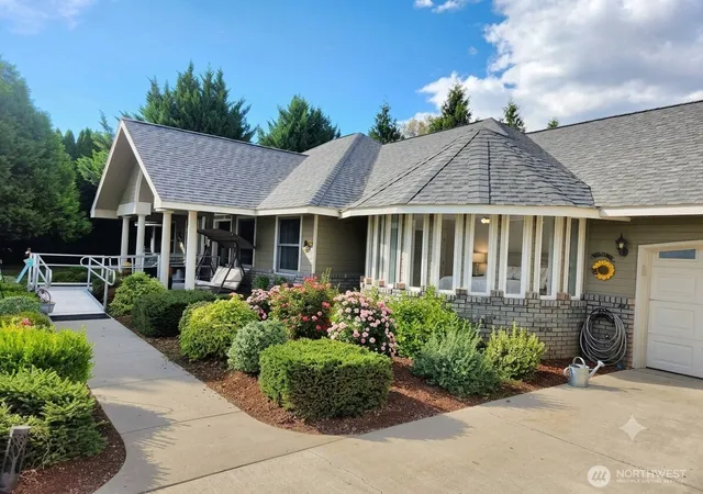 Photo 2 of Single family home for sale at 327 Lancaster Rd, Selah, WA 98942 | MLS# NWM2579281 | Listing updated on 2026-09-25