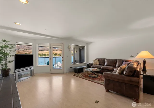 Photo 4 of Condo for sale at 103 N Park St #332, Chelan, WA 98816 | MLS# NWM2579401 | Listing updated on 2026-09-25